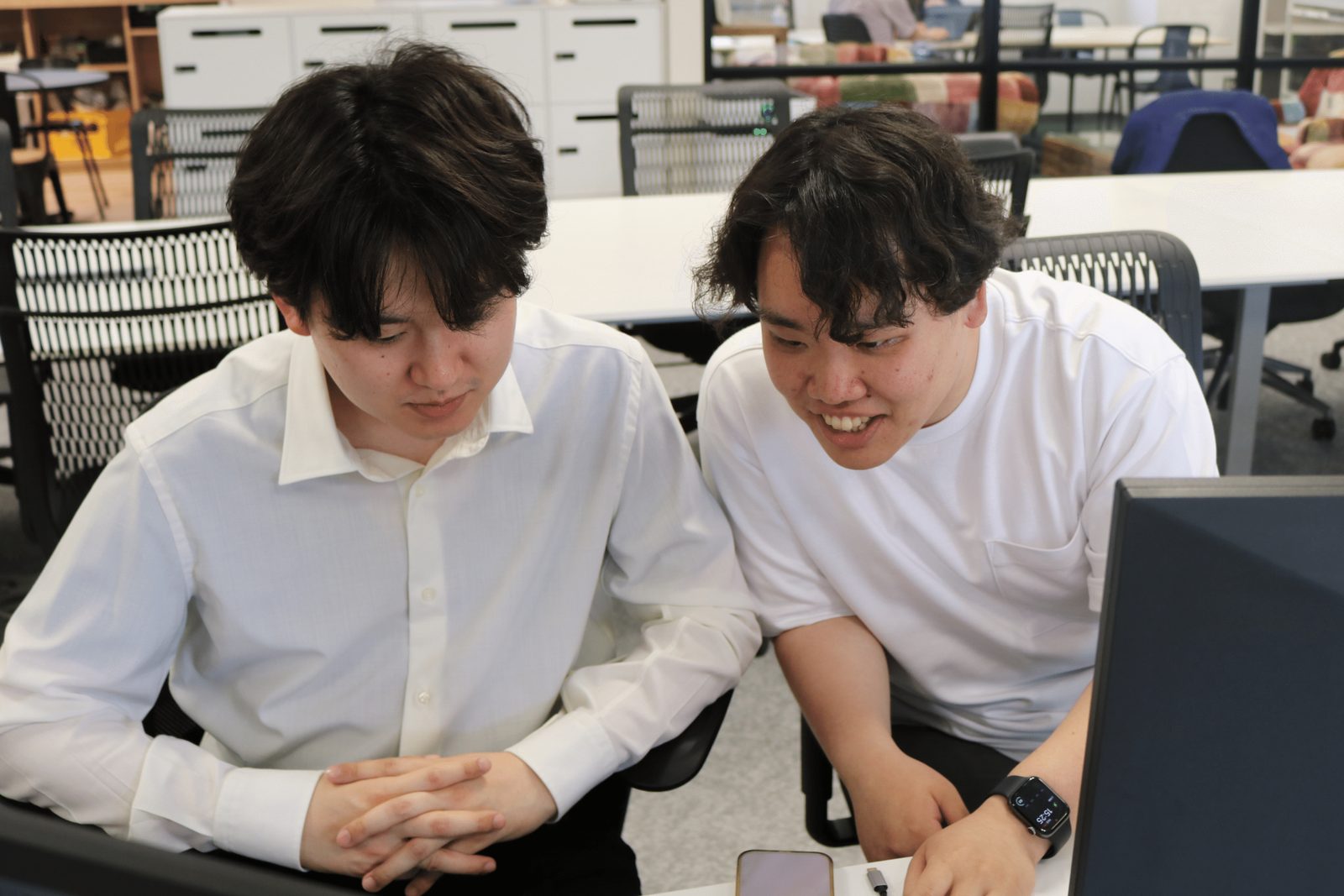 東さんと石本さんがPC画面を一緒に見ている様子