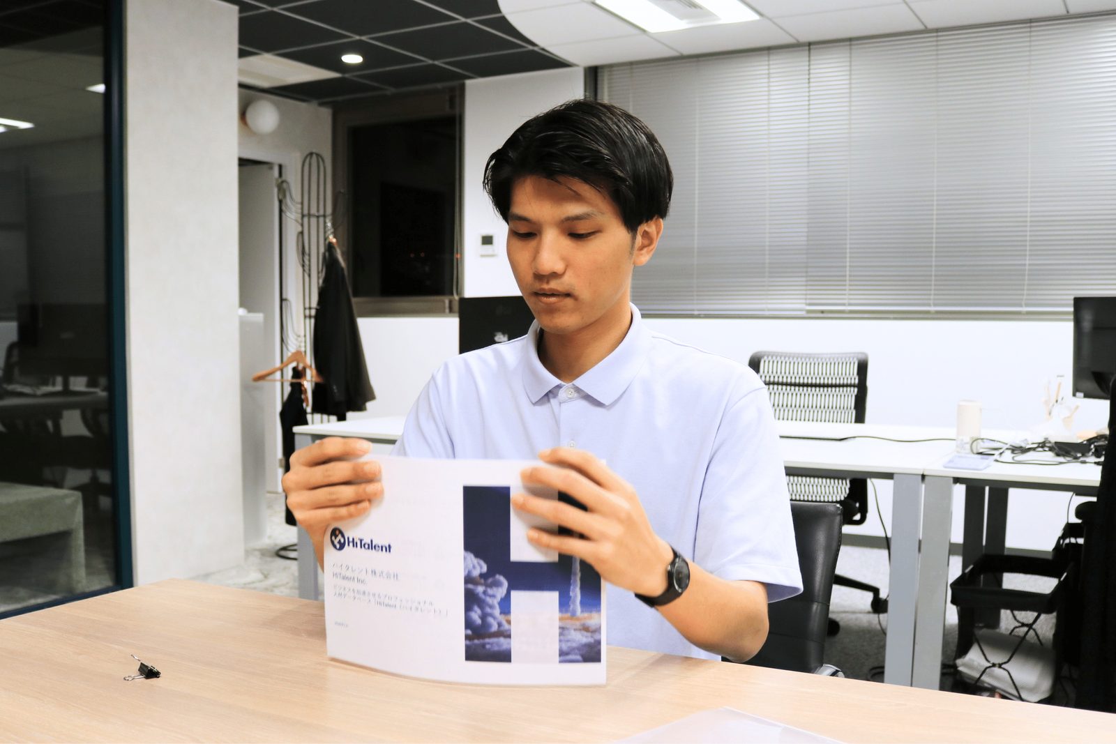 退社前、商談で使用する資料の準備