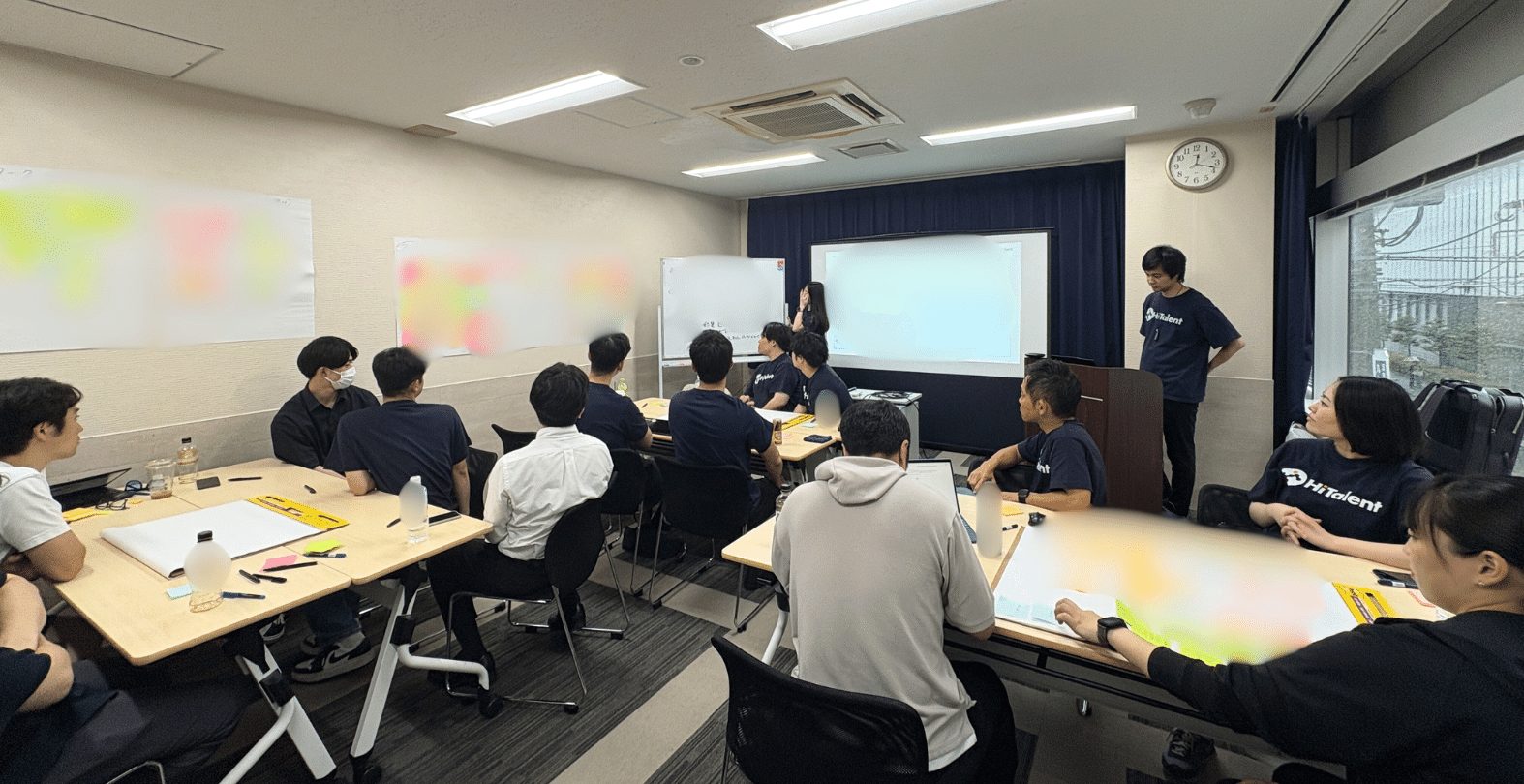 全体に発表している様子