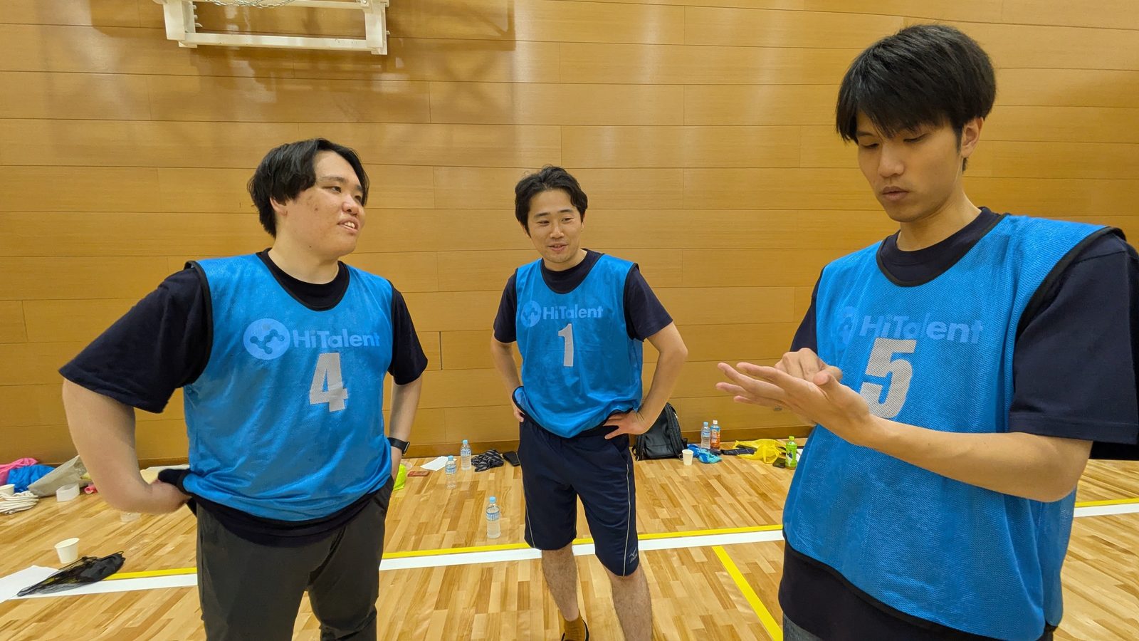 クイズの答えを考えている様子
