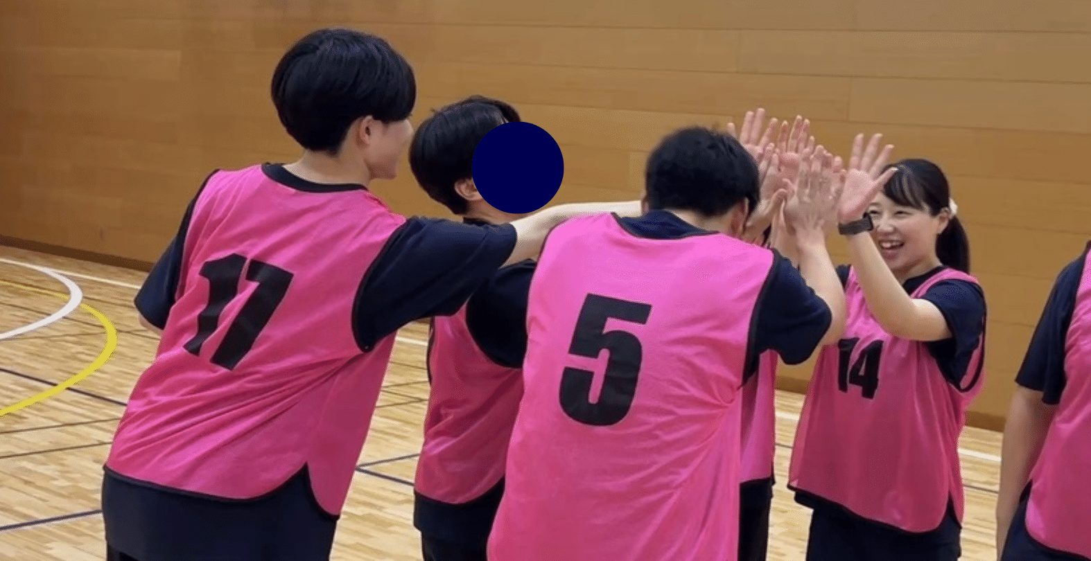 桜井チームが優勝してハイタッチをする様子