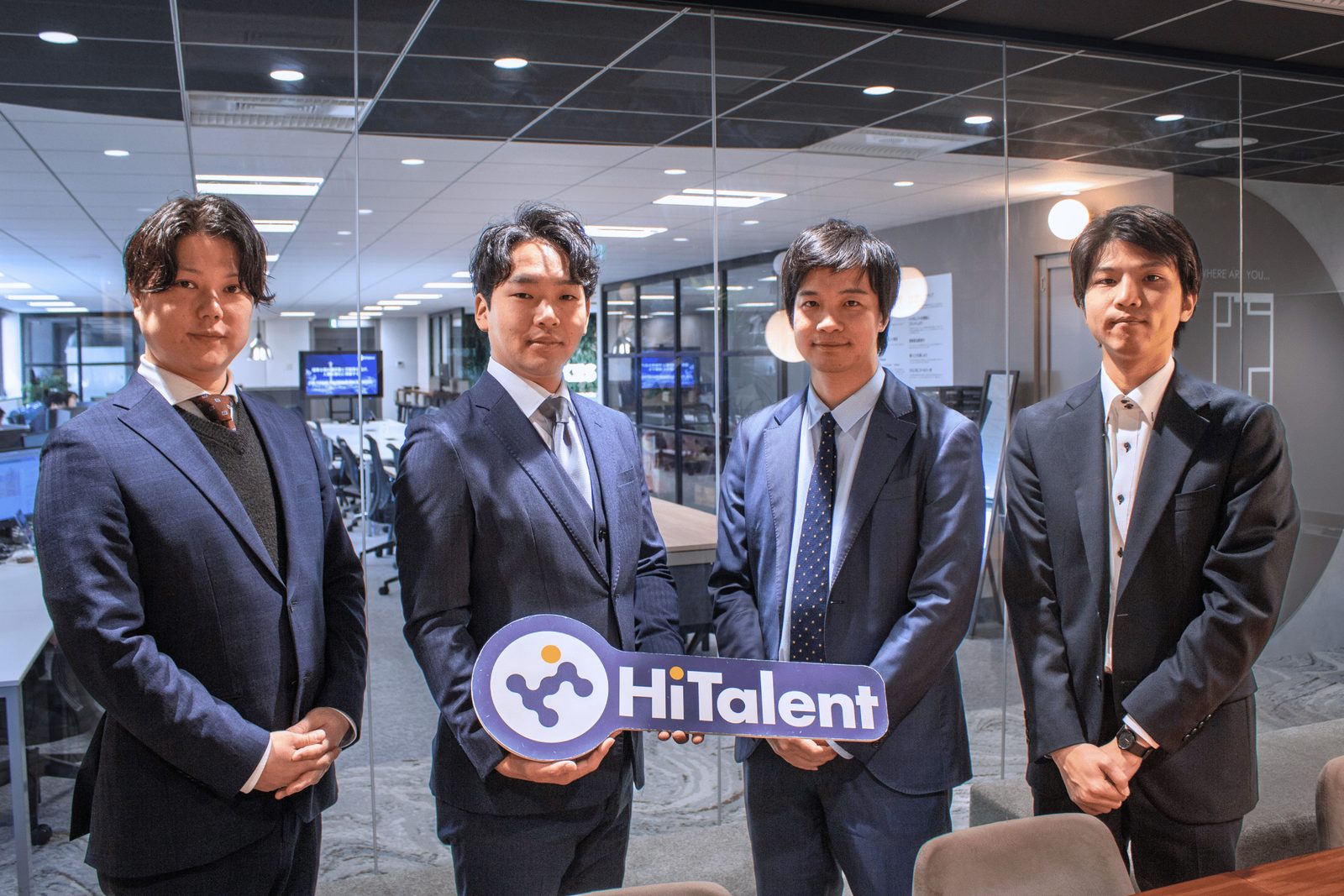 ハイタレント入社日、左から比田井、楠本、代表 有吉、香川